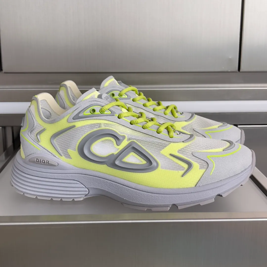 [DIOR] P: 560💰 Men's 39-44 (customized at 45.46) Dior Dior B30 series Countdown technology sneakers casual dad shoes This B30 Countdown technology sneaker is a new product in the 2026 spring men's wear series. The sports silhouette combines high-end logos and technological performance, making it unique. Lightweight and comfortable, it's inspired by modern running and crafted from materials like white and gray N30 nylon, a breathable technical fabric with multiple layers of translucence. Decorated with navy blue injection molded rubber panels and a graphic reinterpretation of the CD30 logo to enhance the style. Rubber Dior B30 and CD30 logos on the tongue and backside. The textured-effect sole is made from elastic rubber and foam and features classic details for ideal comfort. Can be matched with sportswear and casual outfits to create a sophisticated look. Exquisite packaging at the delivery counter 🛍📦 ▪️Fabric: original customized technical fabric + mesh ▪️Inner lining: customized breathable lining ▪️Outsole: original molded IP foam + TPU outsole ▪️Insole thickness: 3.5CM